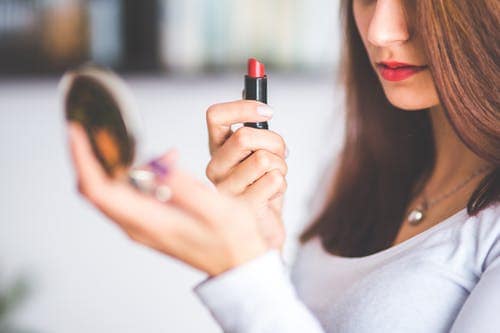 Aman Tidak Sih Mencoba Tester Makeup? Ini 6 Tipsnya Agar Tidak Sembarangan