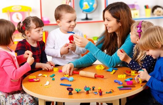 Menitipkan Anak di Daycare Tawarkan 7 Manfaat Ini Lho