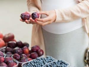 Manfaat Makan Buah Plum Untuk Ibu Hamil dan Efek Sampingnya